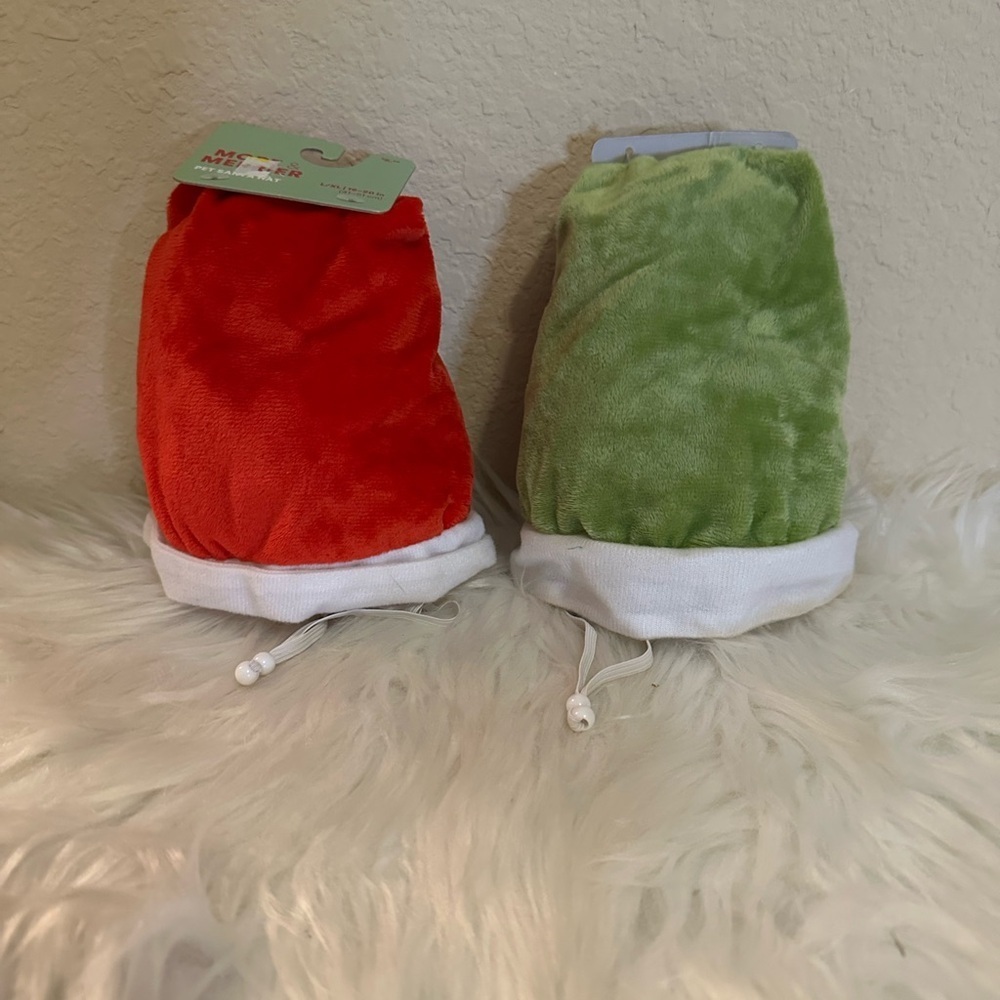 🩷5/$10 Dog hats - Red and Green